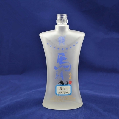 Botella de vidrio de vodka a medida de 750 ml en forma de cohete para bebidas en línea con tapa de tornillo