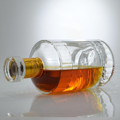 Botella de vidrio Capacidad 750 ml Base de la montaña Botella redonda Flint Cuadrado hombro Gin Whiskey