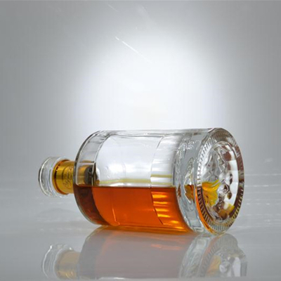 Botella de vidrio Capacidad 750 ml Base de la montaña Botella redonda Flint Cuadrado hombro Gin Whiskey