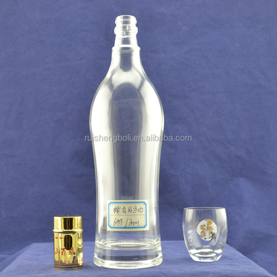 Botella de vodka de vidrio transparente hecha en Ucrania con diseño congelado en CIF