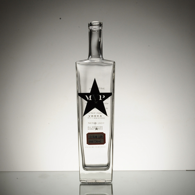 Decal Surface entrega botella de vidrio transparente para vodka rusa a un precio asequible