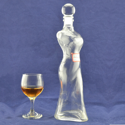 Decal de superficie de manejo de vodka botella de vidrio para la forma del cuerpo de la mujer en material blanco cristalino