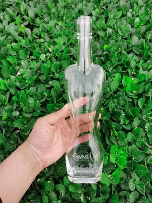 Decal de superficie de manejo de vodka botella de vidrio para la forma del cuerpo de la mujer en material blanco cristalino