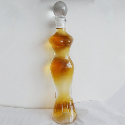 Decal de superficie de manejo de vodka botella de vidrio para la forma del cuerpo de la mujer en material blanco cristalino