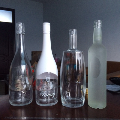 Botellas de vidrio de vodka helada Términos FOB y material de piedra fuerte