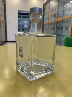 500ml 700ml 750ml 1L Botella de licor de vidrio de forma cuadrada única para jugo Vodka Liquor espirituoso