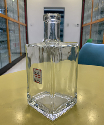 500ml 700ml 750ml 1L Botella de licor de vidrio de forma cuadrada única para jugo Vodka Liquor espirituoso