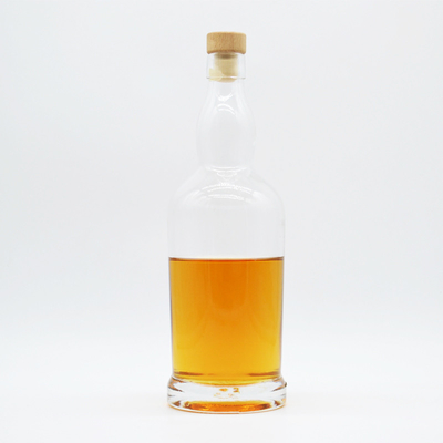 Botella de licor de vidrio de diseño personalizado de 750 ml con forma única y tipo de sellado Guala