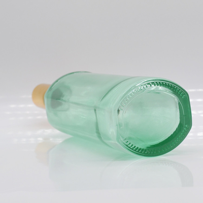 Botellas de whisky y ron de vidrio de Super Flint con diseño de tallado de relieve personalizado y tapones de madera