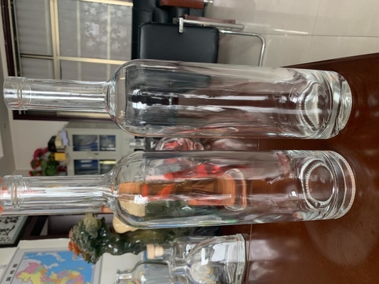 Material del cuello Vidrio de Super Flint 750 ml Whiskey Vodka Botellas de aceite de licor con tapa de corcho