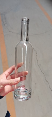 Material del cuello Vidrio de Super Flint 750 ml Whiskey Vodka Botellas de aceite de licor con tapa de corcho