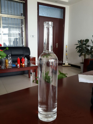 Botella de vidrio de grabado para 500ml 700ml de capacidad de etiqueta privada Spray Vodka Liquor