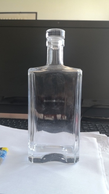 Material blanco cristalino Botella de vidrio cuadrada 500 ml para bebidas alcohólicas Gin ron vodka whisky