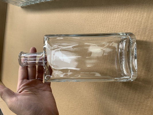 Material blanco cristalino Botella de vidrio cuadrada 500 ml para bebidas alcohólicas Gin ron vodka whisky