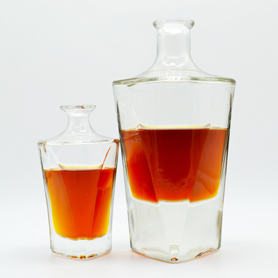 Botella de vidrio personalizada de 750 ml para bebidas alcohólicas Botella de tequila transparente de forma irregular
