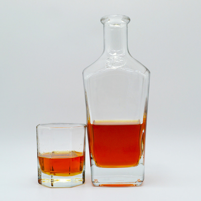 Botella de vidrio personalizada de 750 ml para bebidas alcohólicas Botella de tequila transparente de forma irregular