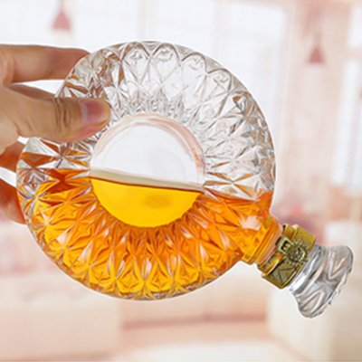 750 ml de vidrio blanco de forma única botella de vidrio de vino de cereza para licor en Europa