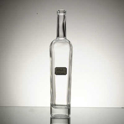 Botella de vidrio transparente de 750 ml de vodka con material de vidrio de piedra fuerte y tipo de sellado de corcho