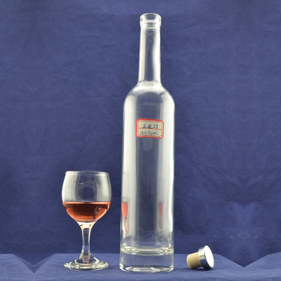 Botella de vidrio de licor delgado para whisky/brandy/vodka sellada con tapa giratoria