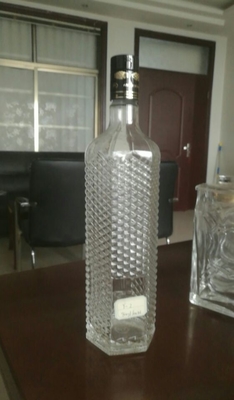 Botella de vidrio de licor delgado para whisky/brandy/vodka sellada con tapa giratoria