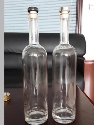 Botella de vidrio de licor delgado para whisky/brandy/vodka sellada con tapa giratoria