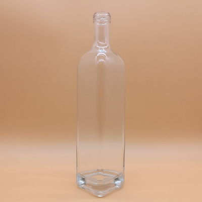 Material de vidrio de Super Flint 750 ml Botella de vidrio de ginebra con tapa de tornillo para la fabricación de licores