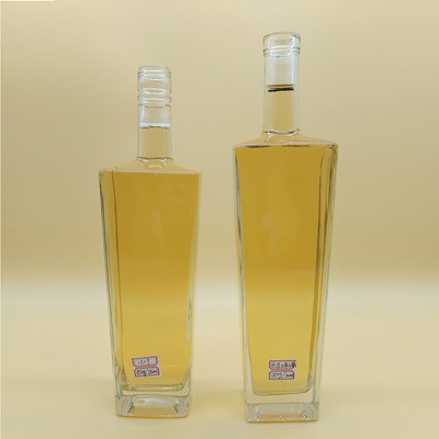 Material de vidrio de Super Flint 750 ml Botella de vidrio de ginebra con tapa de tornillo para la fabricación de licores