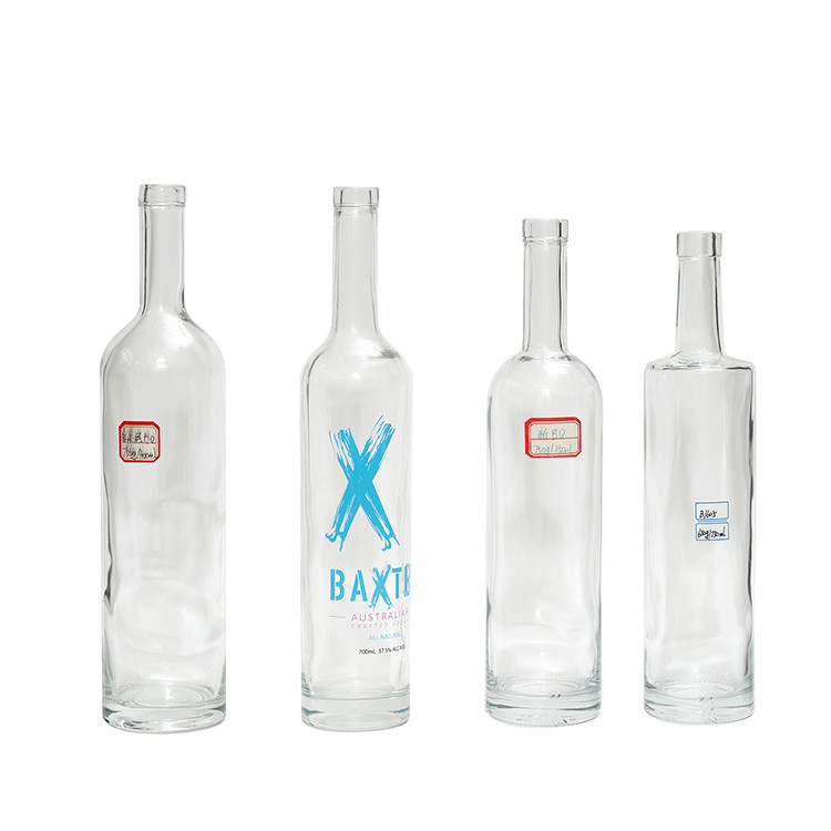 Material de vidrio Super Flint Custom 700ml Liquor Wine Gin Whisky Vodka Spirits Botella de vidrio con tapa de corcho