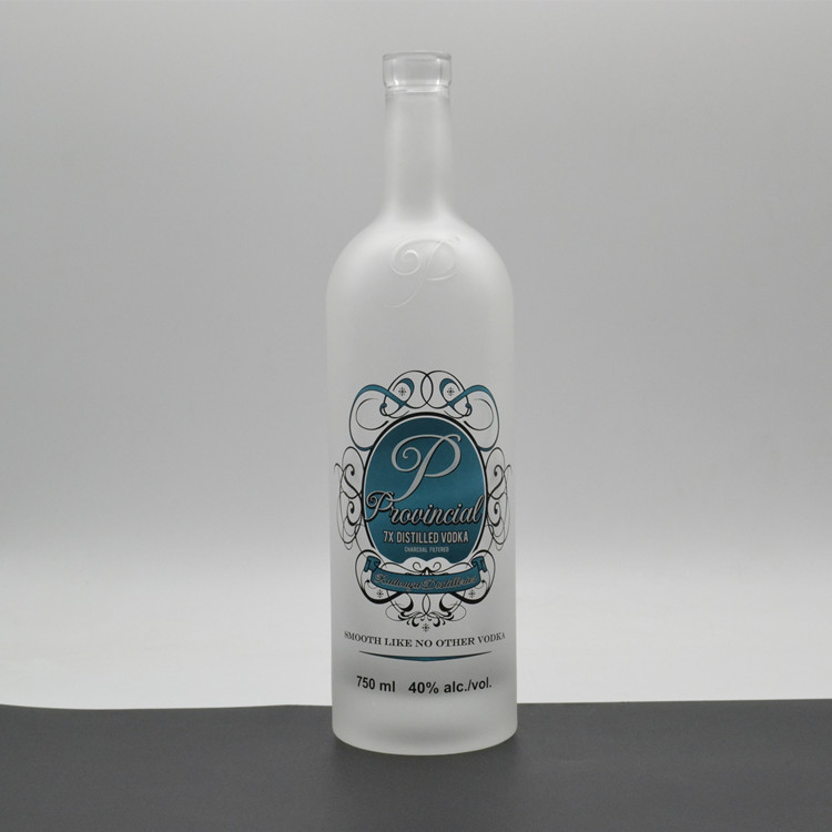 Impresión de pantalla de hombro redonda personalizada Botella de vidrio blanco helado para 750 ml de vodka alcohólica