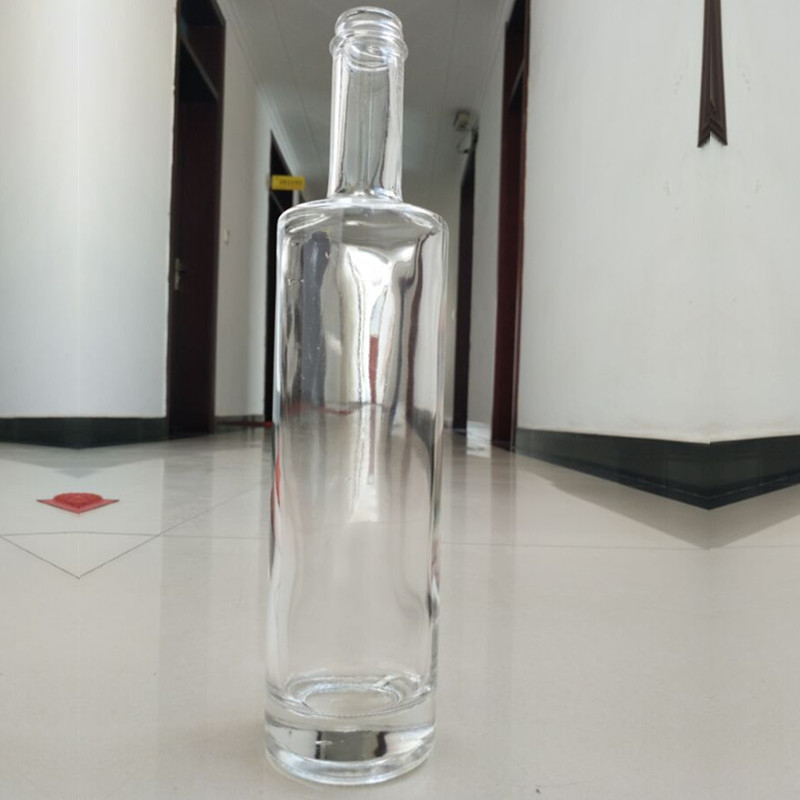 Collar de vidrio de Super Flint redondo 700 ml botella de ginebra de corcho para entusiastas del vodka