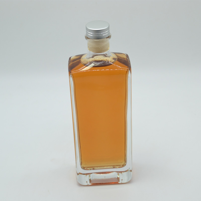 Material de vidrio de piedra caliza 500 ml Botella de vidrio de vodka blanca clara vacía con corcho 750 ml