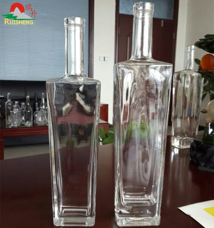 Botella de vidrio cuadrada de 700 ml y 750 ml de Super Flint para alcohol Estándar certificado por SGS